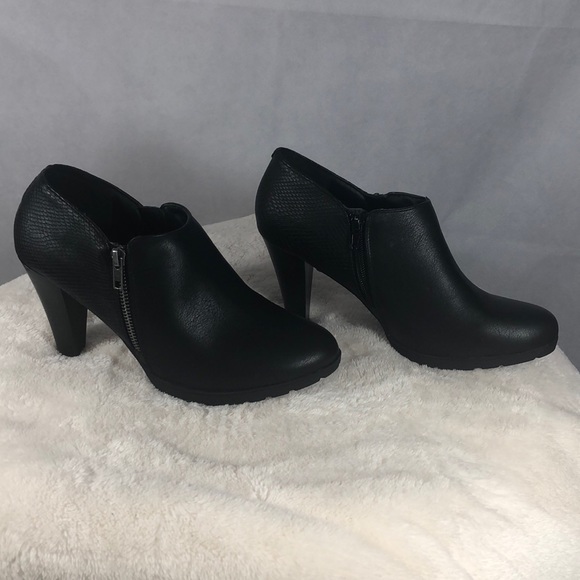 💜 NEW , White Mt , Black Booties, Size 10 . - Picture 2 of 6